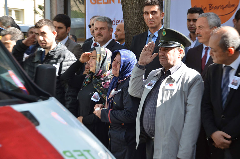 Hakkari’nin Çukurca ilçesinde PKK'lı teröristlerle çıkan çatışmada şehit düşen 26 yaşındaki piyade uzman çavuş Murat Özer’in, al bayrağa sarılı tabutunun başında nöbet tutan bir askerin gözlerinden süzülen yaşlar yürekleri dağladı.