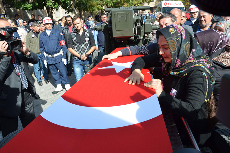 Hakkari’nin Çukurca ilçesinde PKK'lı teröristlerle çıkan çatışmada şehit düşen 26 yaşındaki piyade uzman çavuş Murat Özer’in, al bayrağa sarılı tabutunun başında nöbet tutan bir askerin gözlerinden süzülen yaşlar yürekleri dağladı.