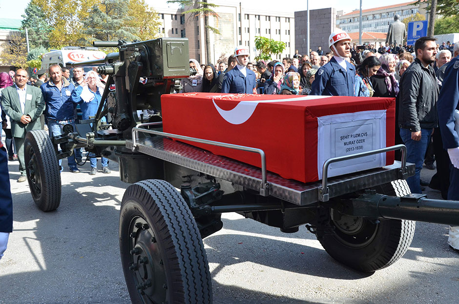 Hakkari’nin Çukurca ilçesinde PKK'lı teröristlerle çıkan çatışmada şehit düşen 26 yaşındaki piyade uzman çavuş Murat Özer’in, al bayrağa sarılı tabutunun başında nöbet tutan bir askerin gözlerinden süzülen yaşlar yürekleri dağladı.