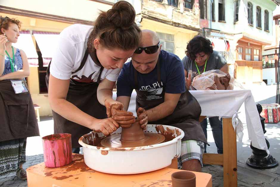 Odunpazarı Belediyesi tarafından Şehrin Ateşi sloganı ile düzenlenen 2. Uluslararası Eskişehir Odunpazarı Seramik Pişirim Teknikleri Çalıştayı’nda birinci gün tamamlandı. 