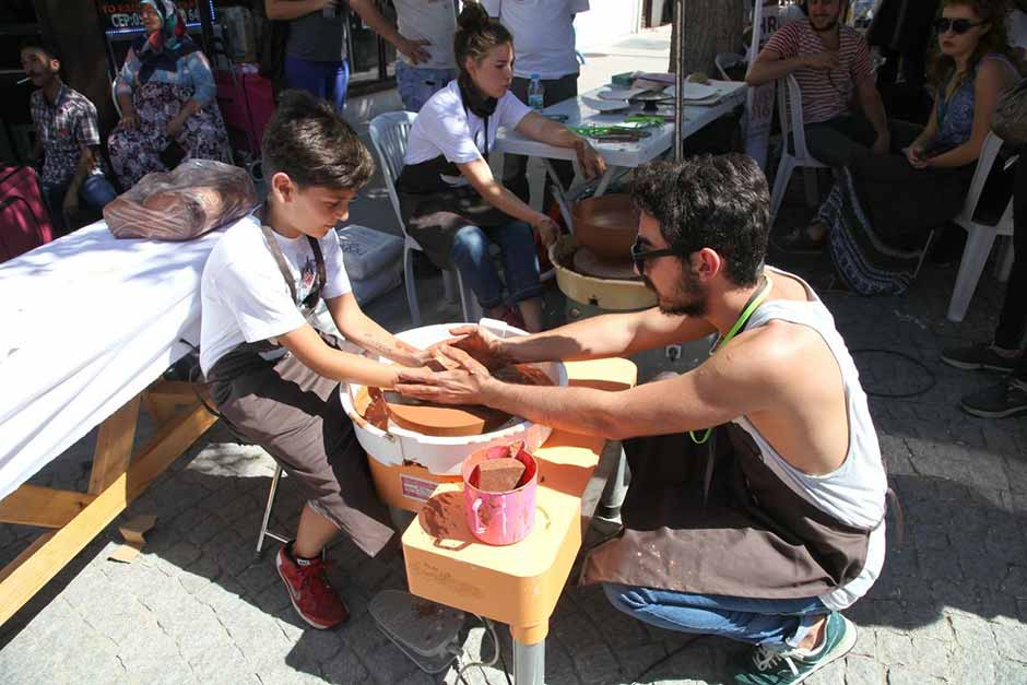 Odunpazarı Belediyesi tarafından Şehrin Ateşi sloganı ile düzenlenen 2. Uluslararası Eskişehir Odunpazarı Seramik Pişirim Teknikleri Çalıştayı’nda birinci gün tamamlandı. 