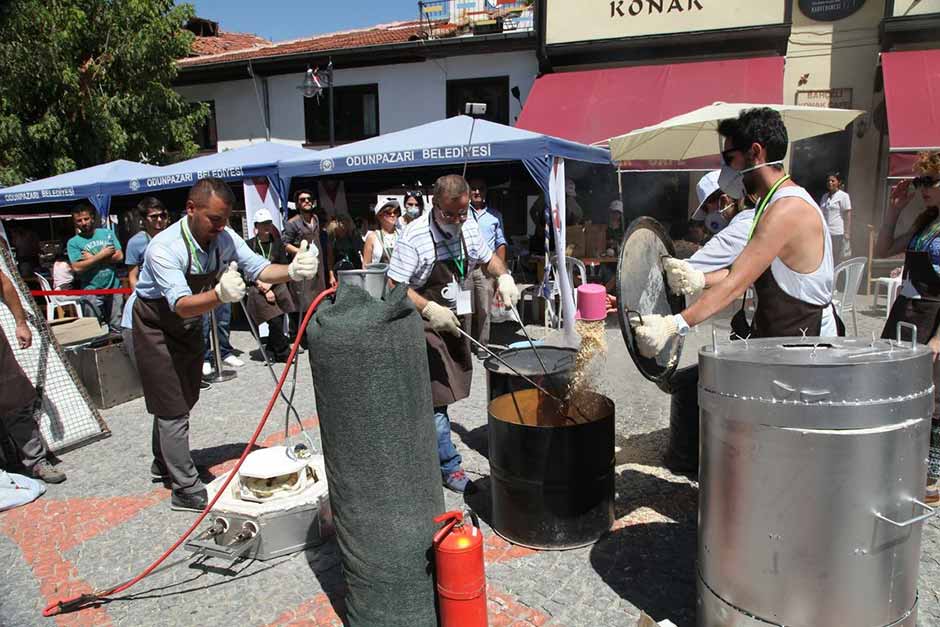 Odunpazarı Belediyesi tarafından Şehrin Ateşi sloganı ile düzenlenen 2. Uluslararası Eskişehir Odunpazarı Seramik Pişirim Teknikleri Çalıştayı’nda birinci gün tamamlandı. 