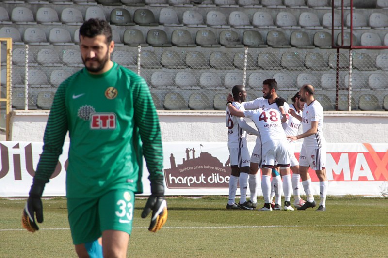 Eskişehirspor, TFF 1. Lig'in 19'uncu haftasında Elazığspor deplasmanından da mağlıbiyetle ayrıldı. Maçın en kritik anı Semih'in boş kaleye gol kaçırması oldu.
