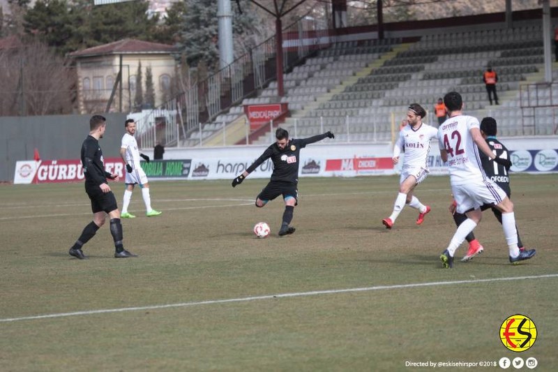 Eskişehirspor, TFF 1. Lig'in 19'uncu haftasında Elazığspor deplasmanından da mağlıbiyetle ayrıldı. Maçın en kritik anı Semih'in boş kaleye gol kaçırması oldu.
