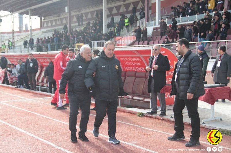 Eskişehirspor, TFF 1. Lig'in 19'uncu haftasında Elazığspor deplasmanından da mağlıbiyetle ayrıldı. Maçın en kritik anı Semih'in boş kaleye gol kaçırması oldu.
