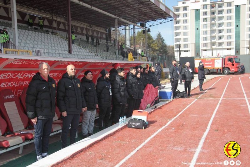 Eskişehirspor, TFF 1. Lig'in 19'uncu haftasında Elazığspor deplasmanından da mağlıbiyetle ayrıldı. Maçın en kritik anı Semih'in boş kaleye gol kaçırması oldu.
