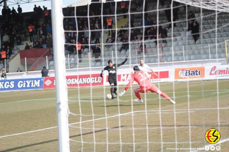 Eskişehirspor, TFF 1. Lig'in 19'uncu haftasında Elazığspor deplasmanından da mağlıbiyetle ayrıldı. Maçın en kritik anı Semih'in boş kaleye gol kaçırması oldu.
