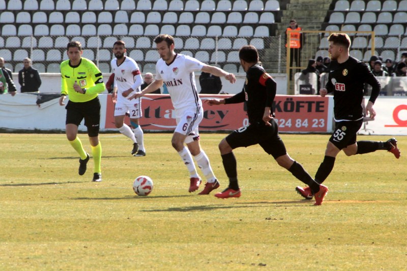 Eskişehirspor, TFF 1. Lig'in 19'uncu haftasında Elazığspor deplasmanından da mağlıbiyetle ayrıldı. Maçın en kritik anı Semih'in boş kaleye gol kaçırması oldu.
