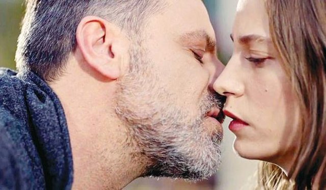 İzleyicilerin merakla beklediği 'Fi' dizisi 2. sezonuna dün gece başladı. Serenay Sarıkaya ve Ozan Güven'in duştaki öpüşme sahnesi diziye damga vurdu.