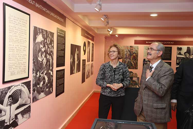 Büyükşehir Belediyesi, açıldığı kentlerde ziyaretçi rekoru kıran ‘İşte Benim Zeki Müren’ sergisini Eskişehir’e getirdi.