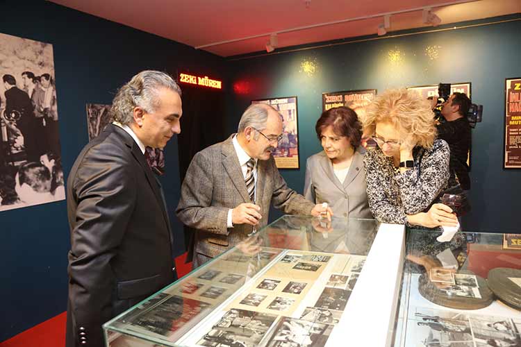 Büyükşehir Belediyesi, açıldığı kentlerde ziyaretçi rekoru kıran ‘İşte Benim Zeki Müren’ sergisini Eskişehir’e getirdi.