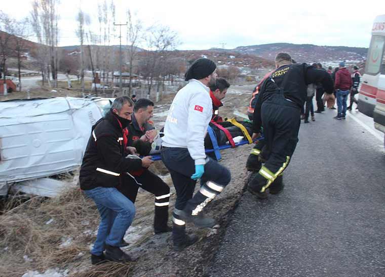 Kütahya'nın Tavşanlı ilçesi yakınlarında lise öğrencilerini taşıyan minibüs şarampole uçtu. Kazada minibüs şoförü 45 yaşındaki Muzaffer Bağdat olay yerinde öldü, 14 öğrenci yaralandı.