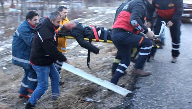 Kütahya'nın Tavşanlı ilçesi yakınlarında lise öğrencilerini taşıyan minibüs şarampole uçtu. Kazada minibüs şoförü 45 yaşındaki Muzaffer Bağdat olay yerinde öldü, 14 öğrenci yaralandı.