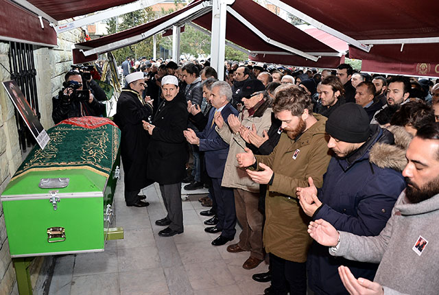 Sinema ve dizi oyuncusu Engin Öztürk'ün Antalya'da yaşayan ablası avukat Berrin Öztürk, geçirdiği kalp krizi sonucu hayatını kaybetti.