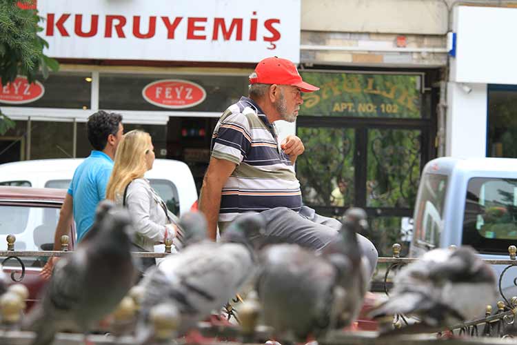 Ramazan ayının en sıcak gününün yaşandığı Eskişehir’de 32 dereceyi gören hava sıcaklığı vatandaşların park ve bahçelere akın etmesine sebep oldu. 