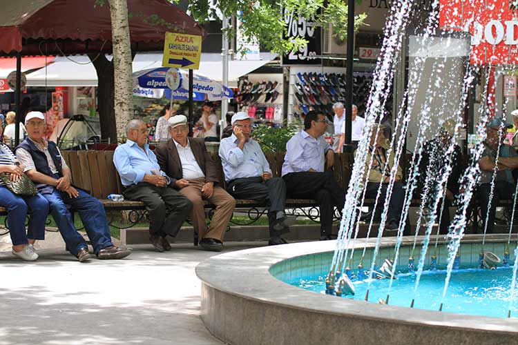 Ramazan ayının en sıcak gününün yaşandığı Eskişehir’de 32 dereceyi gören hava sıcaklığı vatandaşların park ve bahçelere akın etmesine sebep oldu. 