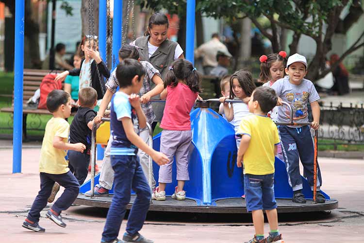 Ramazan ayının en sıcak gününün yaşandığı Eskişehir’de 32 dereceyi gören hava sıcaklığı vatandaşların park ve bahçelere akın etmesine sebep oldu. 