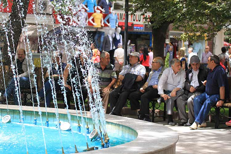 Ramazan ayının en sıcak gününün yaşandığı Eskişehir’de 32 dereceyi gören hava sıcaklığı vatandaşların park ve bahçelere akın etmesine sebep oldu. 