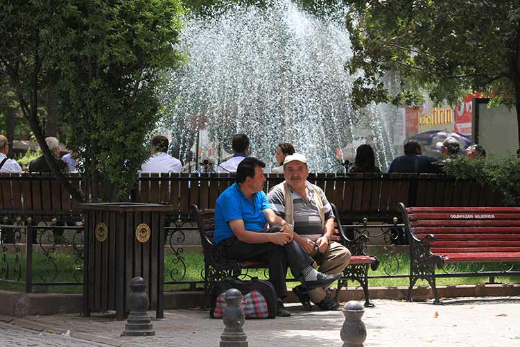 Ramazan ayının en sıcak gününün yaşandığı Eskişehir’de 32 dereceyi gören hava sıcaklığı vatandaşların park ve bahçelere akın etmesine sebep oldu. 