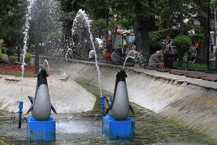 Ramazan ayının en sıcak gününün yaşandığı Eskişehir’de 32 dereceyi gören hava sıcaklığı vatandaşların park ve bahçelere akın etmesine sebep oldu. 