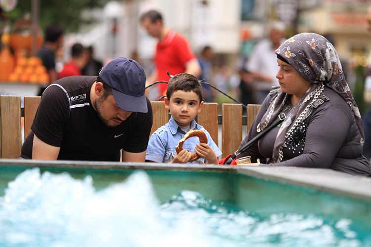 Ramazan ayının en sıcak gününün yaşandığı Eskişehir’de 32 dereceyi gören hava sıcaklığı vatandaşların park ve bahçelere akın etmesine sebep oldu. 