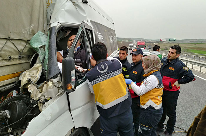 Bilecik'in Bozüyük ilçesinde meydana gelen trafik kazasında araçta sıkışan sürücü hastaneye kaldırıldı.