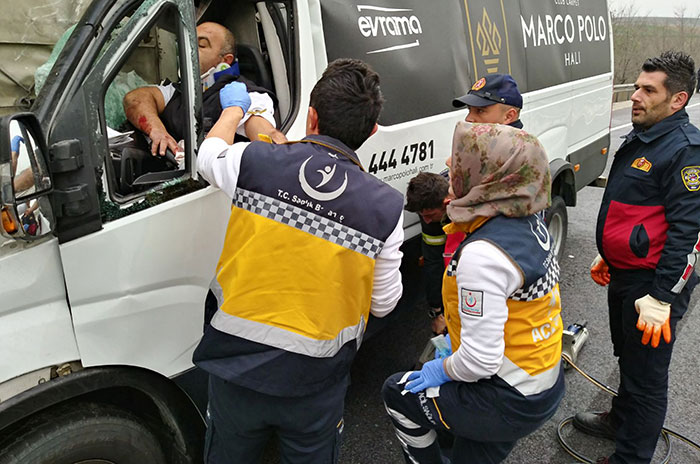 Bilecik'in Bozüyük ilçesinde meydana gelen trafik kazasında araçta sıkışan sürücü hastaneye kaldırıldı.