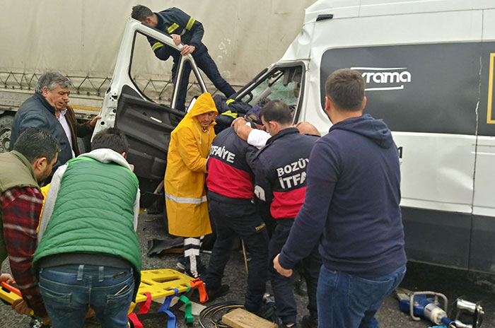 Bilecik'in Bozüyük ilçesinde meydana gelen trafik kazasında araçta sıkışan sürücü hastaneye kaldırıldı.