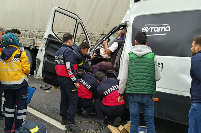 Bilecik'in Bozüyük ilçesinde meydana gelen trafik kazasında araçta sıkışan sürücü hastaneye kaldırıldı.