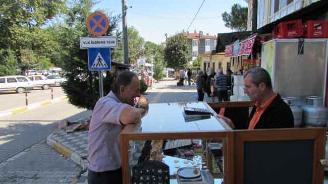 Ertuğrul Müftüoğlu, "Sezon olarak veresiye satışın paraları dönmeye başladı. Veresiye verdiğimiz müşterilerimiz çok. Bunların paraları yavaş yavaş tahsil olurken, herkes ödemesini düzenli bir şekilde yapar. Kalkım ve yakın köylerdeki halkımıza vatandaşlarımıza bir iki aylık veresiye altın verebiliyoruz...