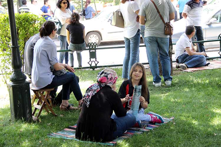 Lisans Yerleştirme Sınavı'nın (LYS) üçüncü oturumu sona ererken, öğrenciler sınav salonlarında, aileleri ise dışarıdaki kavurucu sıcakta ter döktü.