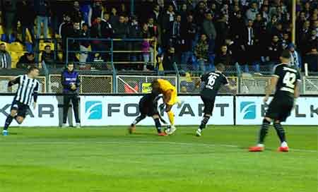 Tekrar görüntülerinde Sissoko'nun kafasına darbe aldığı açık şekilde görülüyor