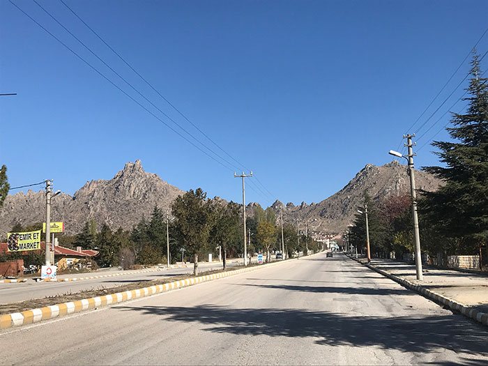 Yakın Yerler’in beşinci durağı için Sivrihisar’dayız. Belediye Başkanı Hamid Yüzügüllü ve ekibinin icraatları dolayısıyla ‘Yeni Sivrihisar’ desek daha doğru olur sanırım. İlçede, gururlandığımız pek çok ‘hikâyenin’ başladığını gördük.