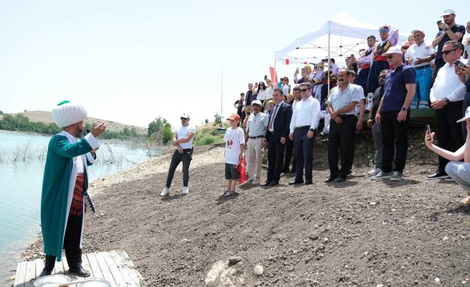  Eskişehir'de Sivrihisar Belediyesi tarafından düzenlenen ve bu yıl 8'incisi gerçekleştirilecek olan Uluslararası Nasreddin Hoca Kültür ve Sanat Festivali'nin başlangıcında Göle Maya Çalma etkinliği yapıldı.