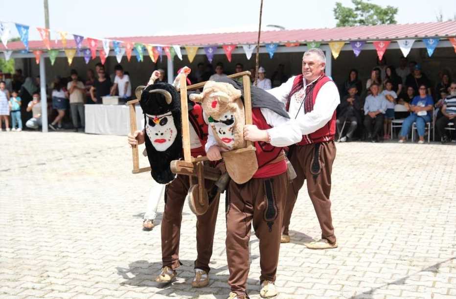  Eskişehir'de Sivrihisar Belediyesi tarafından düzenlenen ve bu yıl 8'incisi gerçekleştirilecek olan Uluslararası Nasreddin Hoca Kültür ve Sanat Festivali'nin başlangıcında Göle Maya Çalma etkinliği yapıldı.