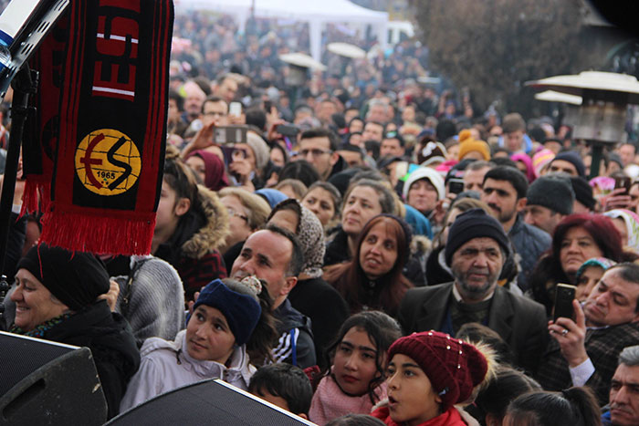 Eskişehir'in Sivrihisar ilçesinde düzenlenen 'Meşhur Sivrihisar Dövme Sucuk Festivali'nde yaklaşık 2 ton pişmiş sucuk dağıtıldı. Yaklaşık 10 bin kişinin katıldığı festivalde vatandaşlar, ücretsiz dağıtılan sucuklardan alabilmek için uzun kuyruklar oluşturdu.