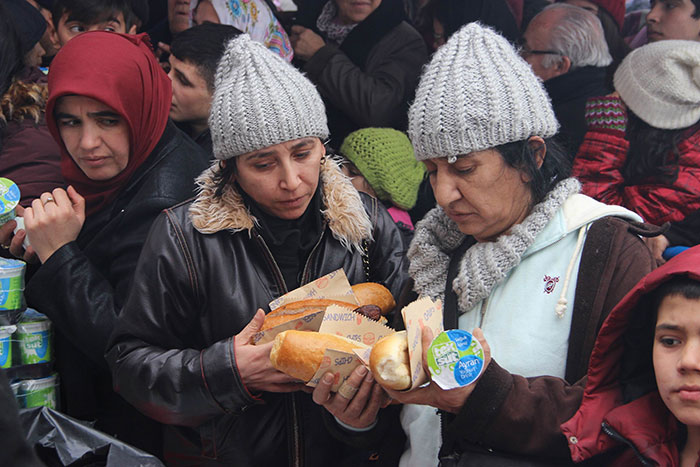 Eskişehir'in Sivrihisar ilçesinde düzenlenen 'Meşhur Sivrihisar Dövme Sucuk Festivali'nde yaklaşık 2 ton pişmiş sucuk dağıtıldı. Yaklaşık 10 bin kişinin katıldığı festivalde vatandaşlar, ücretsiz dağıtılan sucuklardan alabilmek için uzun kuyruklar oluşturdu.