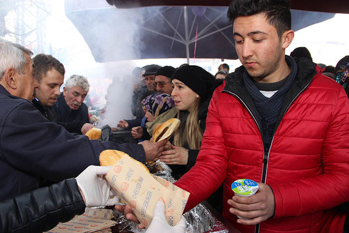 Eskişehir'in Sivrihisar ilçesinde düzenlenen 'Meşhur Sivrihisar Dövme Sucuk Festivali'nde yaklaşık 2 ton pişmiş sucuk dağıtıldı. Yaklaşık 10 bin kişinin katıldığı festivalde vatandaşlar, ücretsiz dağıtılan sucuklardan alabilmek için uzun kuyruklar oluşturdu.