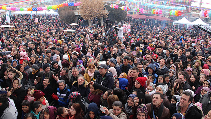 Eskişehir'in Sivrihisar ilçesinde düzenlenen 'Meşhur Sivrihisar Dövme Sucuk Festivali'nde yaklaşık 2 ton pişmiş sucuk dağıtıldı. Yaklaşık 10 bin kişinin katıldığı festivalde vatandaşlar, ücretsiz dağıtılan sucuklardan alabilmek için uzun kuyruklar oluşturdu.