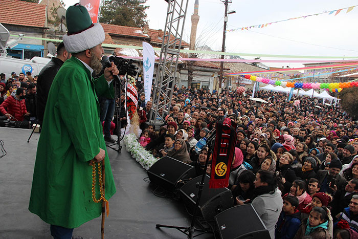 Eskişehir'in Sivrihisar ilçesinde düzenlenen 'Meşhur Sivrihisar Dövme Sucuk Festivali'nde yaklaşık 2 ton pişmiş sucuk dağıtıldı. Yaklaşık 10 bin kişinin katıldığı festivalde vatandaşlar, ücretsiz dağıtılan sucuklardan alabilmek için uzun kuyruklar oluşturdu.