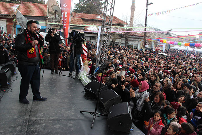 Eskişehir'in Sivrihisar ilçesinde düzenlenen 'Meşhur Sivrihisar Dövme Sucuk Festivali'nde yaklaşık 2 ton pişmiş sucuk dağıtıldı. Yaklaşık 10 bin kişinin katıldığı festivalde vatandaşlar, ücretsiz dağıtılan sucuklardan alabilmek için uzun kuyruklar oluşturdu.