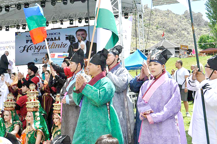 Sivrihisar ilçesinde bu yıl ikincisi düzenlenen Uluslararası Nasreddin Hoca Kültür ve Sanat Festivali büyük bir coşkuyla başladı.