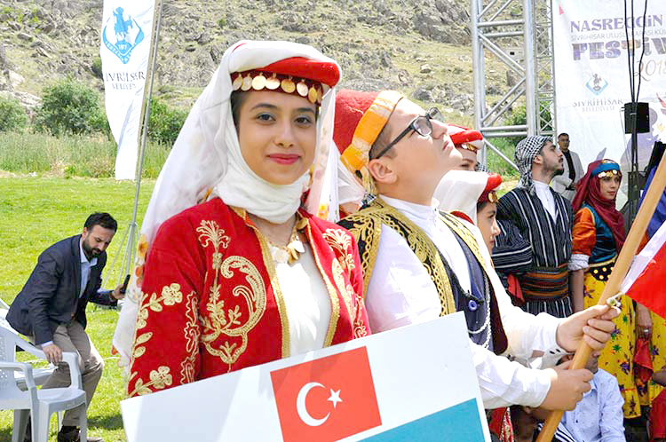 Sivrihisar ilçesinde bu yıl ikincisi düzenlenen Uluslararası Nasreddin Hoca Kültür ve Sanat Festivali büyük bir coşkuyla başladı.