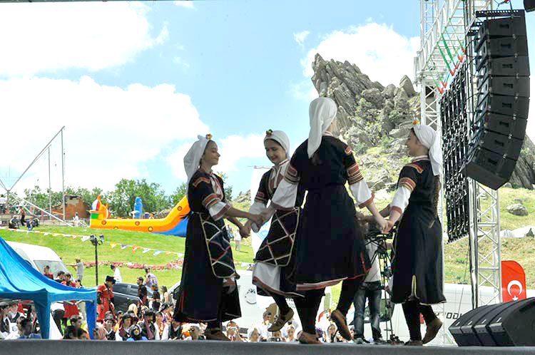 Sivrihisar ilçesinde bu yıl ikincisi düzenlenen Uluslararası Nasreddin Hoca Kültür ve Sanat Festivali büyük bir coşkuyla başladı.