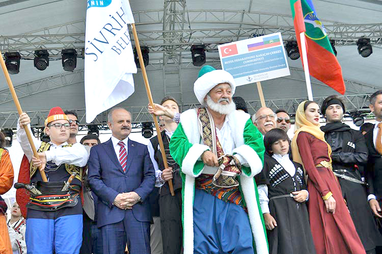 Sivrihisar ilçesinde bu yıl ikincisi düzenlenen Uluslararası Nasreddin Hoca Kültür ve Sanat Festivali büyük bir coşkuyla başladı.