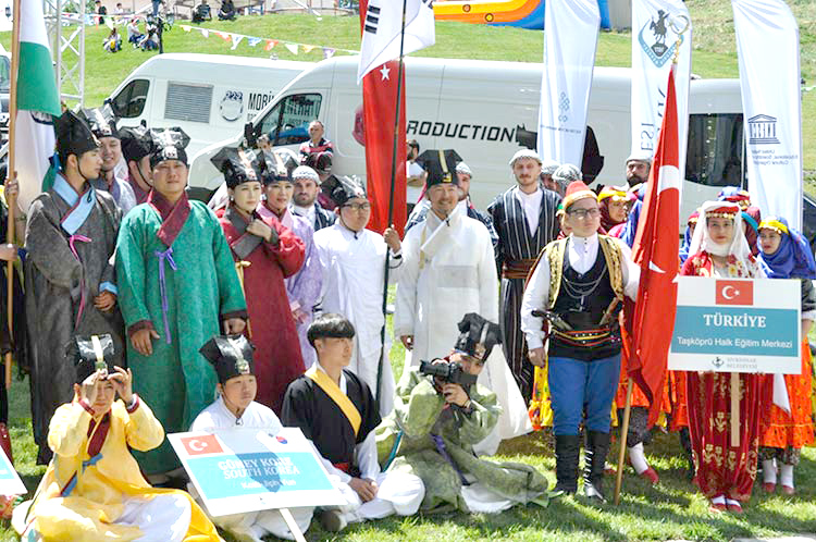 Sivrihisar ilçesinde bu yıl ikincisi düzenlenen Uluslararası Nasreddin Hoca Kültür ve Sanat Festivali büyük bir coşkuyla başladı.