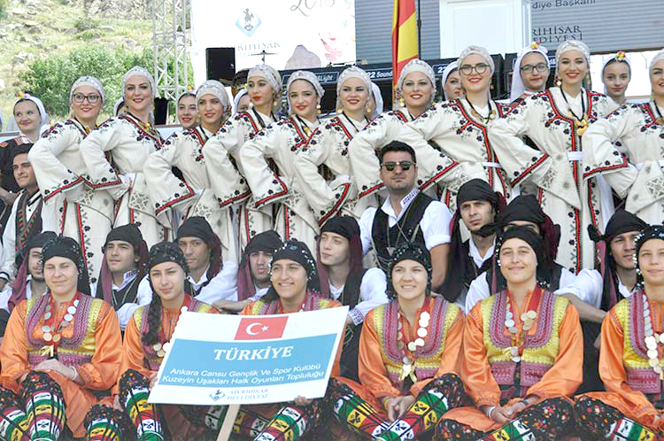 Sivrihisar ilçesinde bu yıl ikincisi düzenlenen Uluslararası Nasreddin Hoca Kültür ve Sanat Festivali büyük bir coşkuyla başladı.