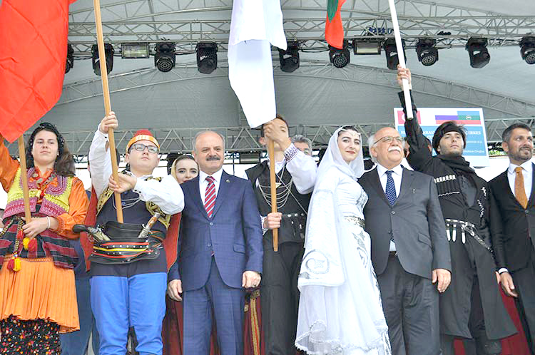 Sivrihisar ilçesinde bu yıl ikincisi düzenlenen Uluslararası Nasreddin Hoca Kültür ve Sanat Festivali büyük bir coşkuyla başladı.