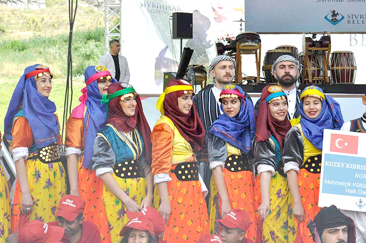 Sivrihisar ilçesinde bu yıl ikincisi düzenlenen Uluslararası Nasreddin Hoca Kültür ve Sanat Festivali büyük bir coşkuyla başladı.