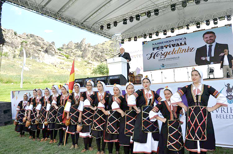 Sivrihisar ilçesinde bu yıl ikincisi düzenlenen Uluslararası Nasreddin Hoca Kültür ve Sanat Festivali büyük bir coşkuyla başladı.